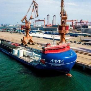 全球首艘万吨级全电力推进甲板运输船天津首航