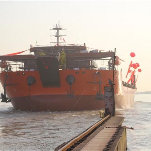 江苏泰州：首艘装运风电设备的自航甲板货船顺利吉水